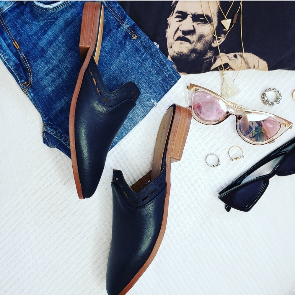 🆕️//The Cassidy// black mule flat - Picture 6 of 8